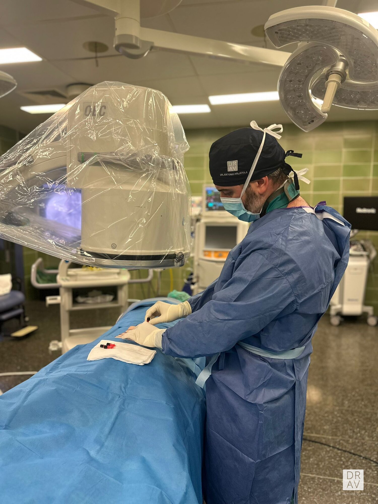 Dr. Antonio Vilatela cirujano de columna en quirófano con O-ARM Medtronic - cirugía endoscópica en Valencia