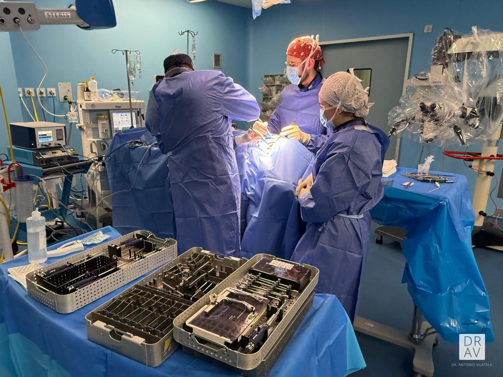 Quirófano del ICEM Hospital Casa de la Salud Valencia con microscopio quirúrgico e instrumental específico de columna