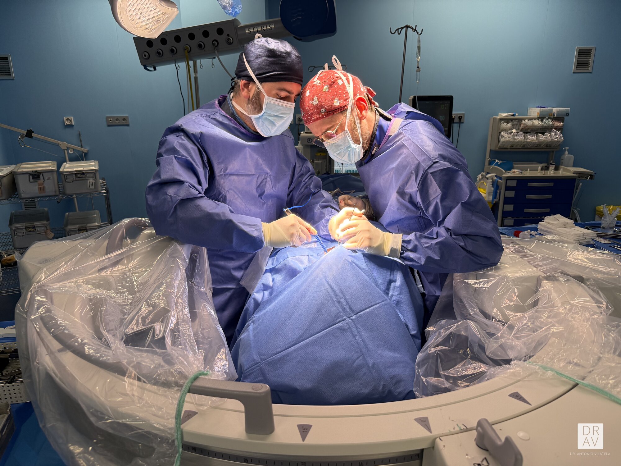 Dr. Antonio Vilatela operando con arco quirúrgico durante endoscopia de columna en Valencia