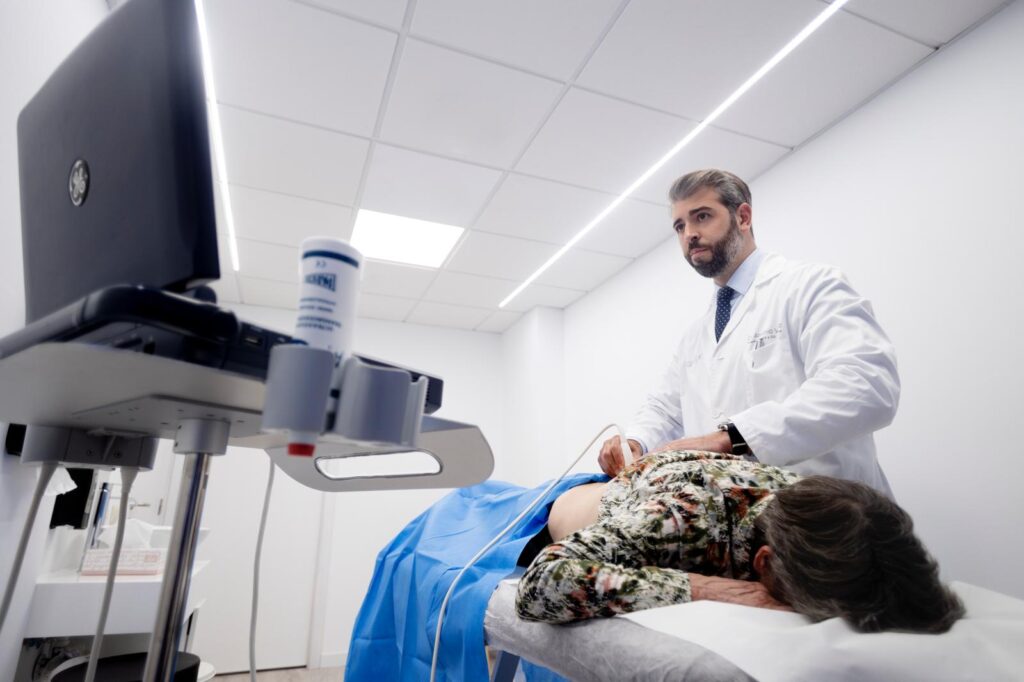 Dr. Vilatela realizando ecografía musculoesquelética de columna en consulta privada Valencia