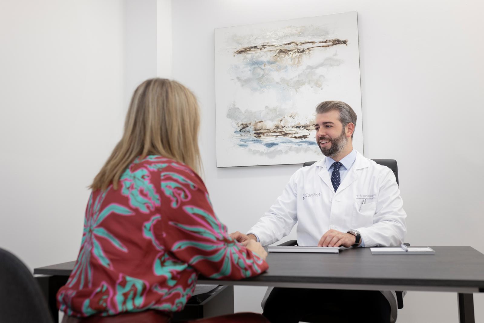 Dr. Antonio Vilatela atendiendo en consulta privada Valencia