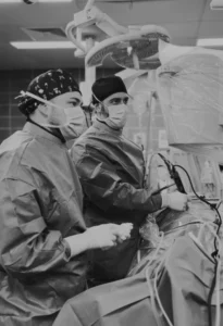 Dr. Vilatela realizando cirugía endoscópica de columna en quirófano Valencia