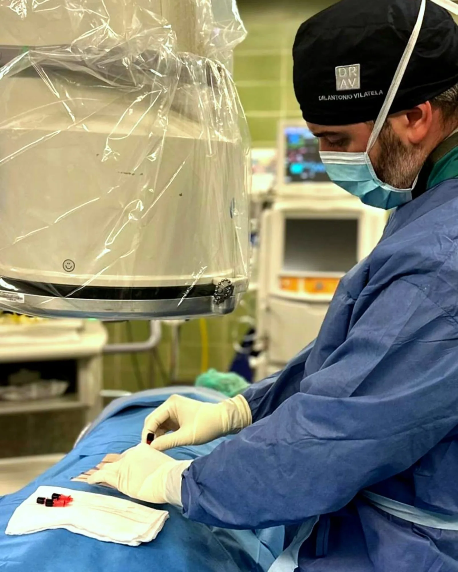 Dr. Vilatela realizando procedimiento regenerativo con PRP guiado por imagen