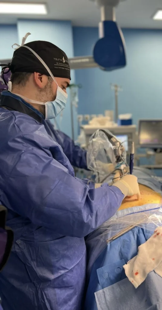 Dr. Vilatela traumatólogo operando con técnica mínimamente invasiva de columna